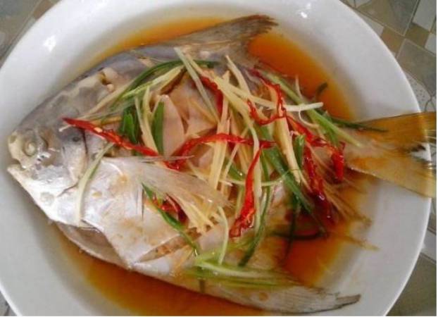 精选美食:韩式辣酱鸡爪,蒜香炒花甲,蒸藕夹,清蒸鲳鱼的做法