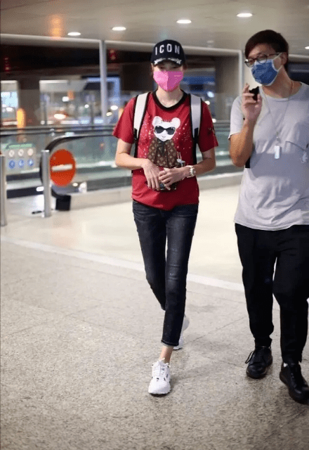 连衣裙|谢杏芳国外度假太随性，穿无袖雪纺连衣裙简约大气，女人味溢出来