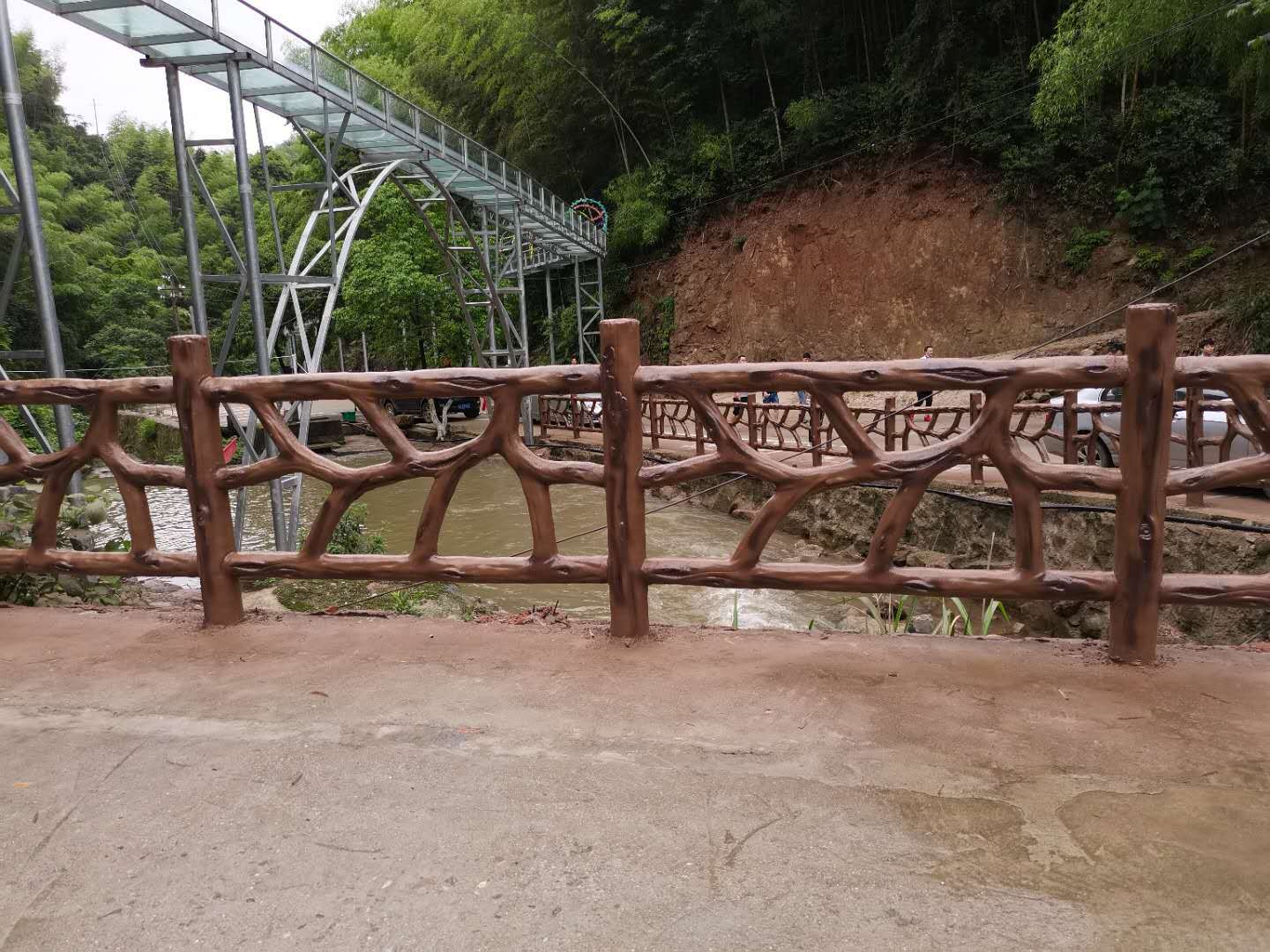 江西萍乡河道护栏招标仿木栏杆方案 抚州乡村建设仿木栏杆安装效果图