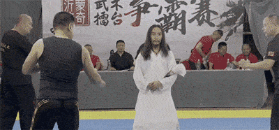 大师挥笔放倒四壮汉!_武术