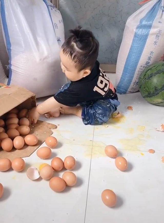 娘俩在姥姥家小住，宝宝日常“作妖”让妈妈不淡定，姥姥：快回你家吧