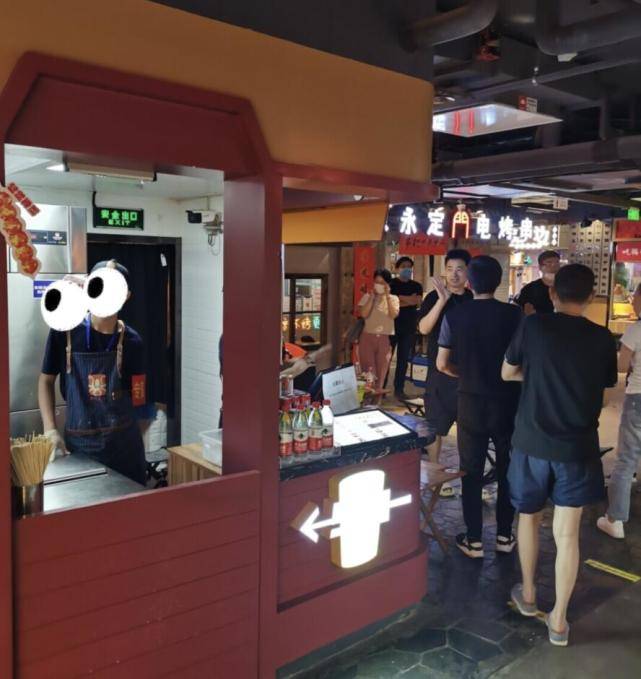 淡出娱乐圈多年，网友街头偶遇任泉，短裤配拖