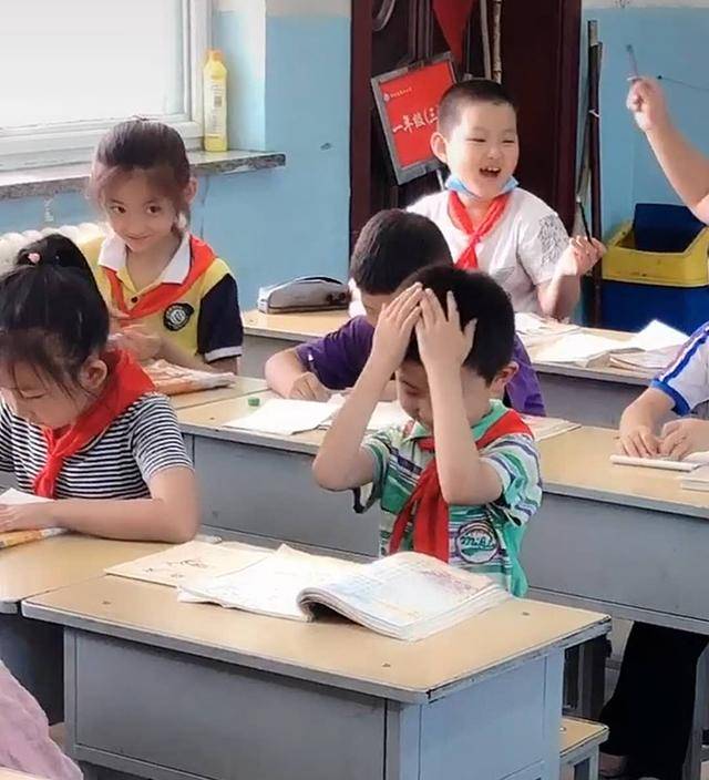 自习课上，熊孩子帮女同桌“醍醐灌顶”，从教5年的老师当场笑翻