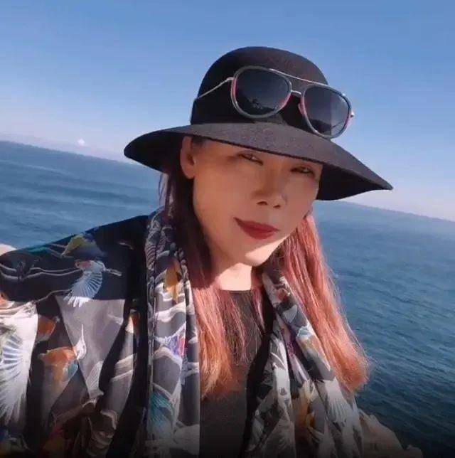 鞋拔子|54岁田震近照,染金发打扮时髦,变鞋拔子脸大鼻孔认不出