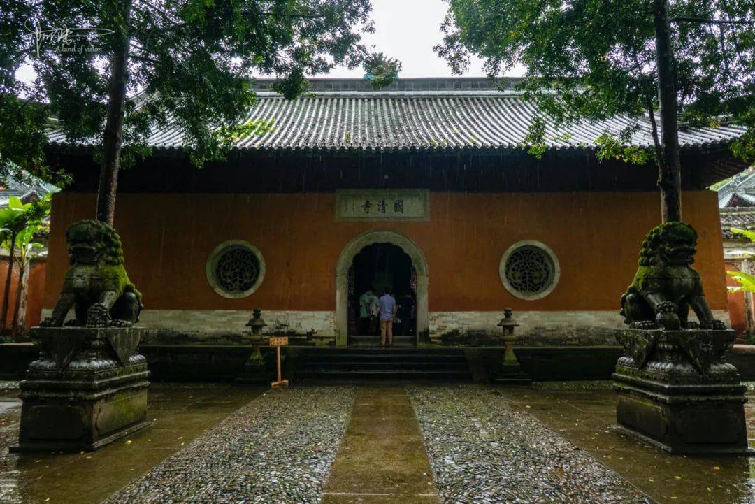 雨中漫步天台山的千年古刹感受国清寺的清静与无为