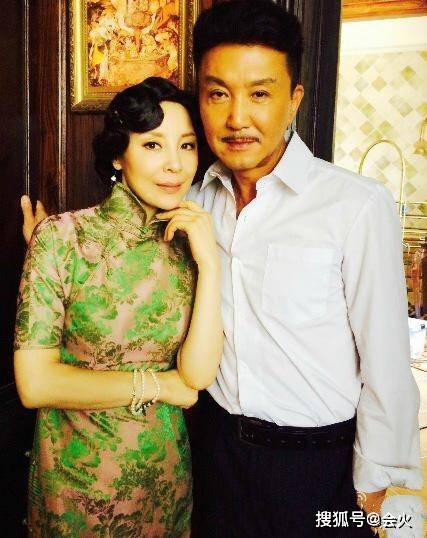 讨老婆|原创58岁吴刚扮女装讨老婆开心，被赞是美人，嘟嘴卖萌私下形象反差大