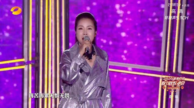 鞋拔子|54岁田震近照,染金发打扮时髦,变鞋拔子脸大鼻孔认不出