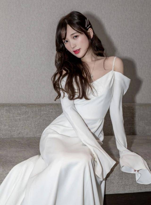 金莎当主持人旗袍配纱裙同框76斤鞠婧祎侧面身形差了2倍