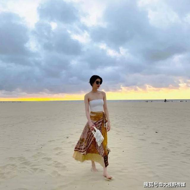 Susie|李亚鹏新女友罕见现身，“竹竿腿”太纤细，比王菲漂亮不止一点点