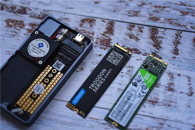 电源|10Gb/s速率，加一个小风扇，自制一个持续低温的移动硬盘