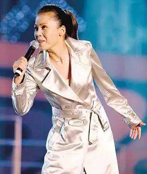 鞋拔子|54岁田震近照,染金发打扮时髦,变鞋拔子脸大鼻孔认不出