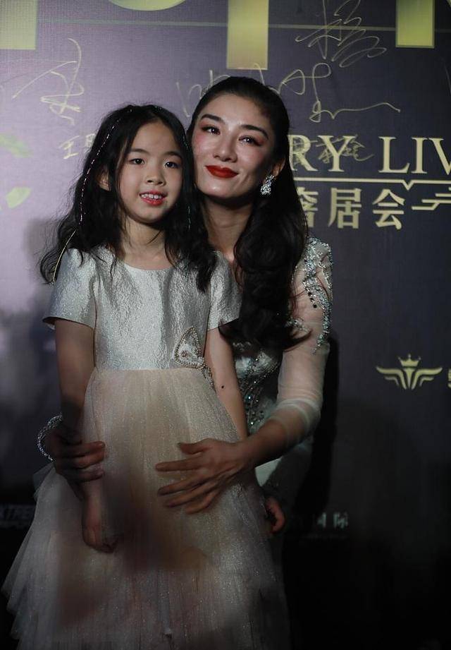 钮祜禄|终于摆脱前夫后，黄奕以“钮祜禄式”浓妆出席活动，被指容光焕发