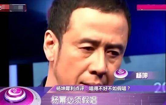 杨坤夜会俩美女一手牵一个，三人行其乐融融，