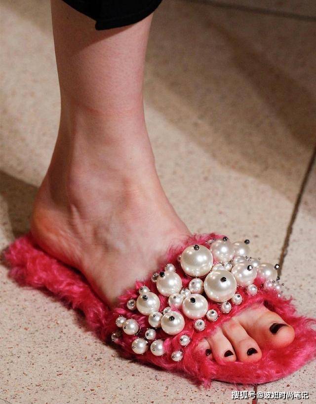 珍珠|谁说珍珠是奶奶辈的专属？这样穿戴太显气质，从老年圈拉回时尚圈