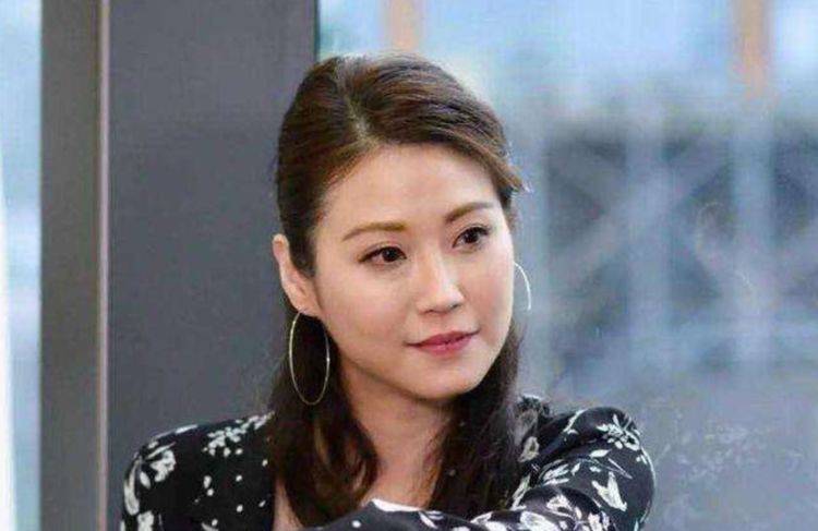 90年代当红女星，事业一波三折，目睹母亲自杀，