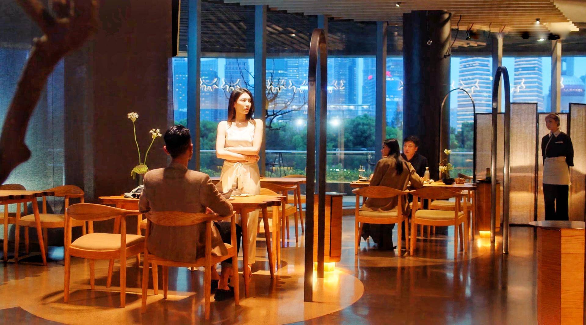 梁正贤|《三十而已》梁正贤提出三人行，王漫妮当众脱衣，身材对比有深意