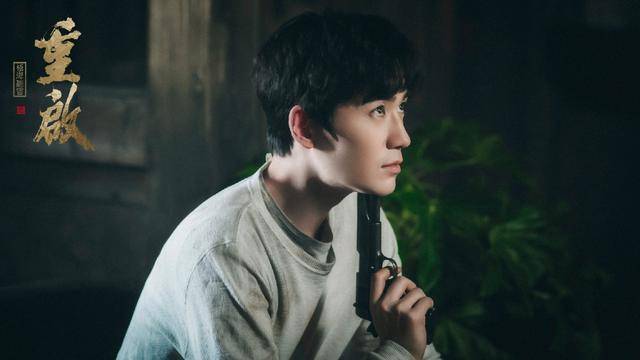 龙的|原创朱一龙拍照不换表情，被粉丝制成大合集，本尊翻牌留言：请撤回