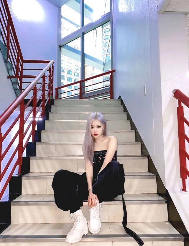 rose|“澳洲玫瑰”朴彩英晒照，穿短款上衣露53cm蜂腰，身材火辣太瞩目