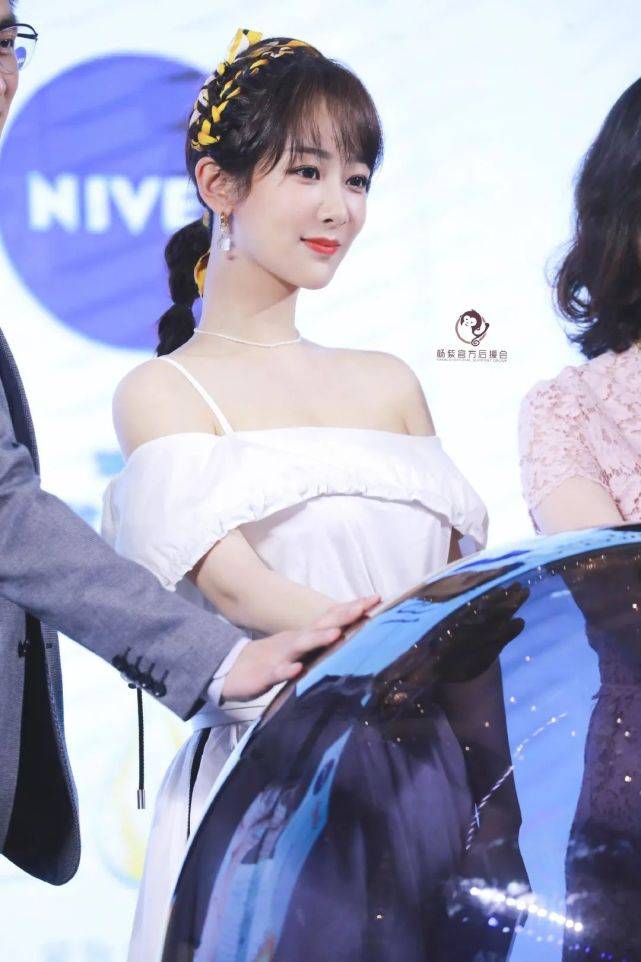 都怪|杨紫又胖了？穿一字肩白色连衣裙“虎背熊腰”，网友：都怪造型师