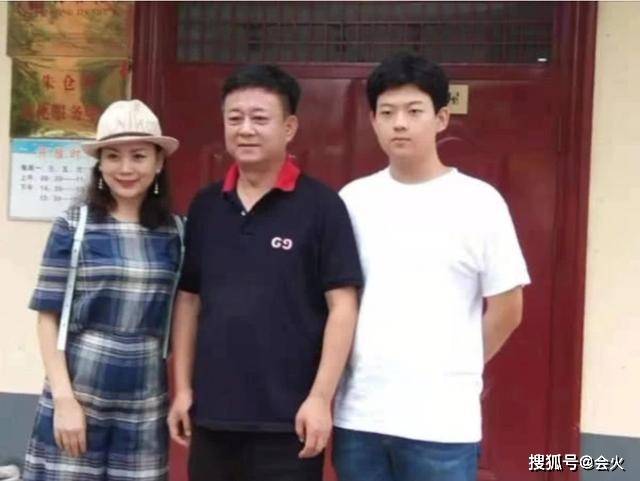 朱军近照苍老难认，18岁儿子低调谦逊气质出众，