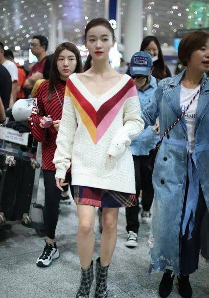 女明星现实中瘦成一片纸,看到王丽坤真实模样,再也不想减肥了