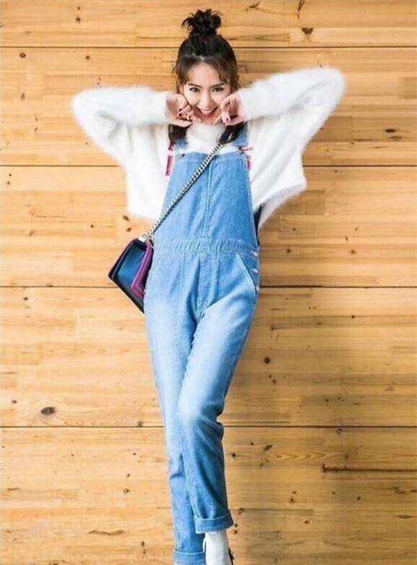 调配|戚薇穿背带裤都这么飒，背带只挂一边，却穿得精致又潇洒