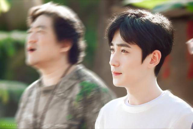 龙的|原创朱一龙拍照不换表情，被粉丝制成大合集，本尊翻牌留言：请撤回