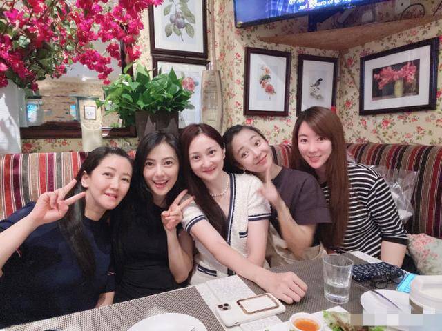 感觉|在同龄人中，高圆圆确实要年轻很多，而且气质还很清纯！