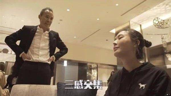 田朴珺|王石娇妻近看也不完美，脸部僵硬小腹突起的，全靠包装吸眼球！