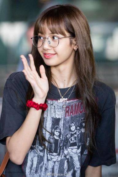 新机|甜美LISA再出新图 手持新机引热议