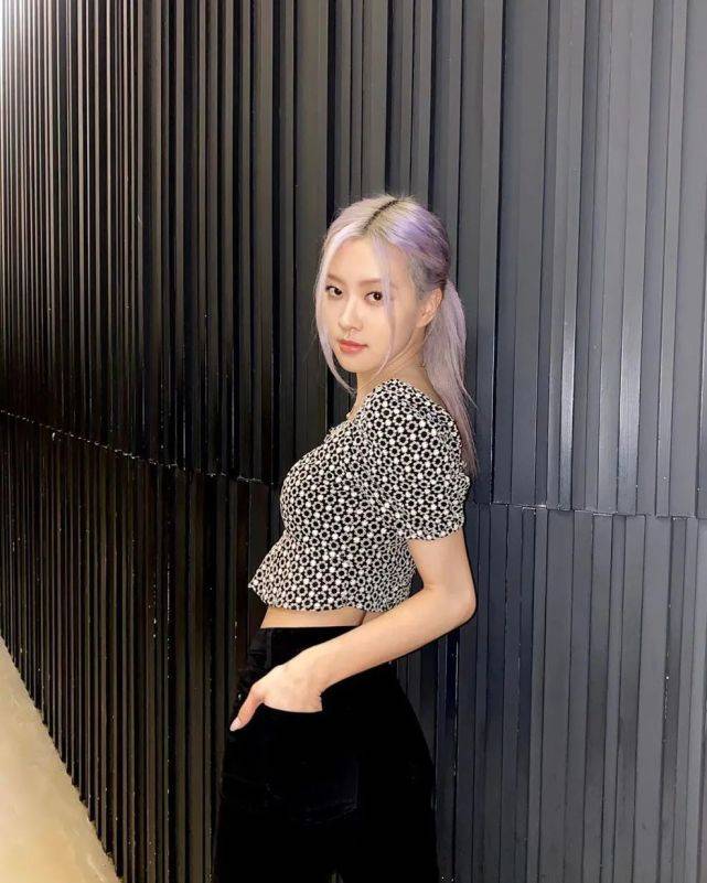 rose|“澳洲玫瑰”朴彩英晒照，穿短款上衣露53cm蜂腰，身材火辣太瞩目