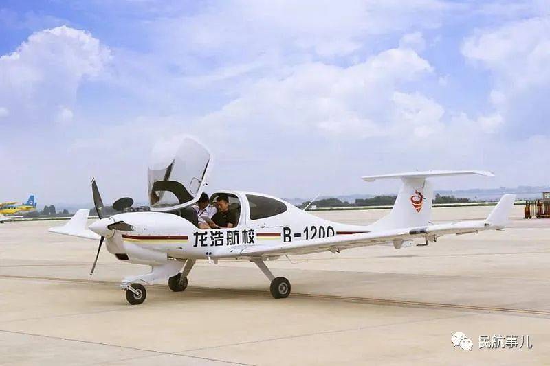 万丰航空向龙浩航校交付3架钻石da40飞机