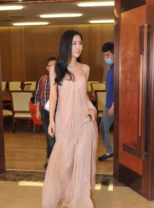 田朴珺|王石娇妻近看也不完美，脸部僵硬小腹突起的，全靠包装吸眼球！