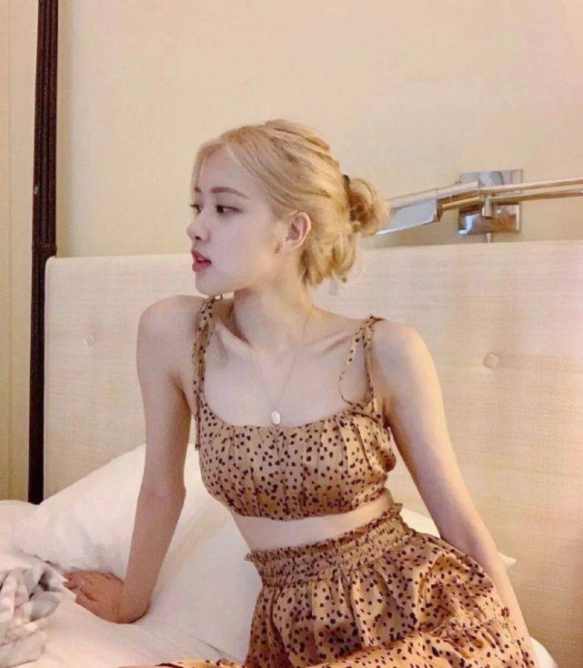 rose|“澳洲玫瑰”朴彩英晒照，穿短款上衣露53cm蜂腰，身材火辣太瞩目