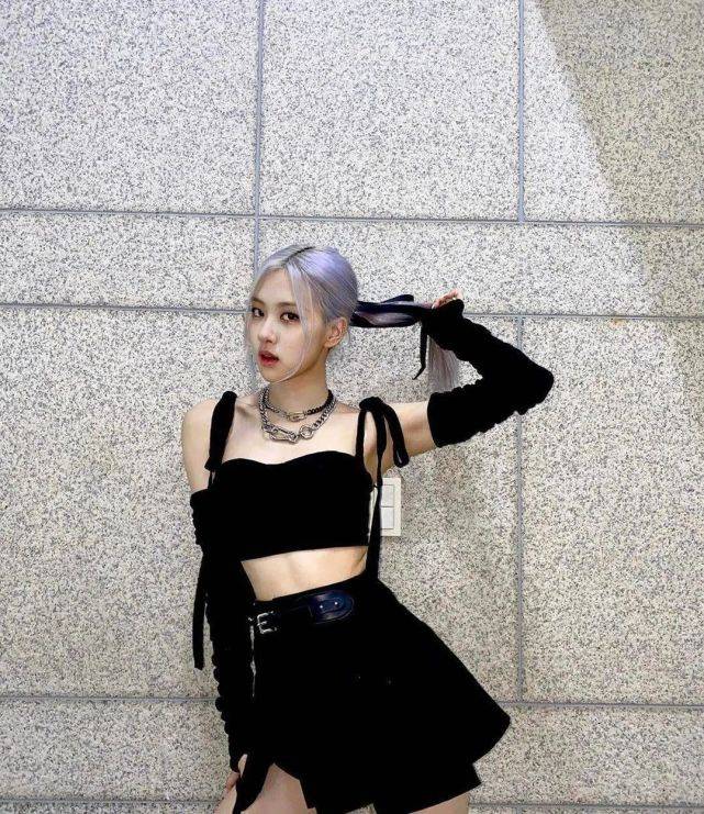 rose|“澳洲玫瑰”朴彩英晒照，穿短款上衣露53cm蜂腰，身材火辣太瞩目