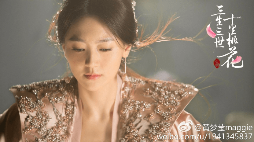 “盗墓”女主角都要穿深色背心？黄梦莹穿搭另