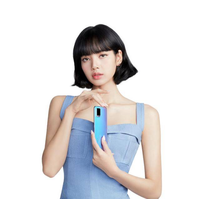 新机|甜美LISA再出新图 手持新机引热议