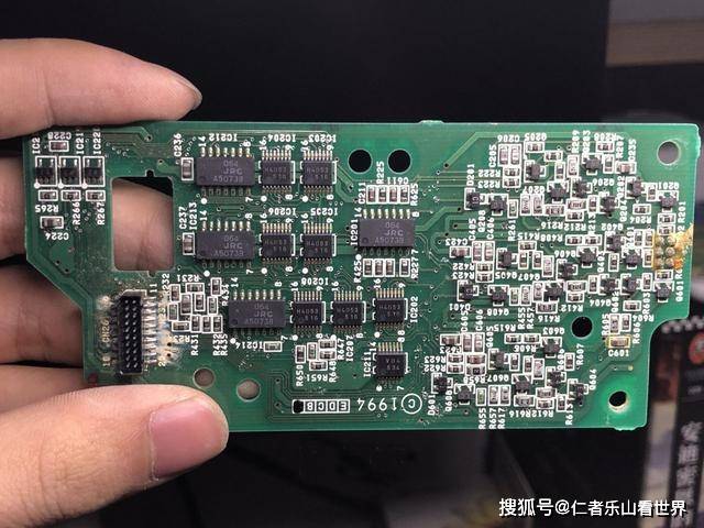 看看二十几年前广播级摄像机前端镜头内部3ccd结构