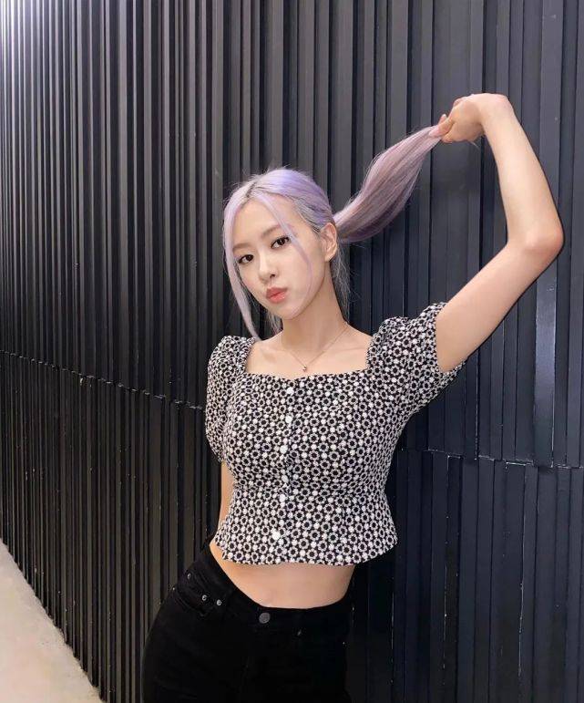 rose|“澳洲玫瑰”朴彩英晒照，穿短款上衣露53cm蜂腰，身材火辣太瞩目