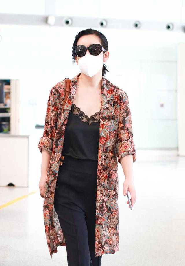 背心|秦海璐穿衣太个性，''老土''外套配蕾丝背心，出乎意料的时尚