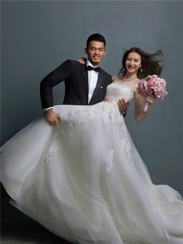 家庭|原创林丹陪爱妻签合同!谢杏芳一动作彰显自己家庭地位,网友纷纷叫好