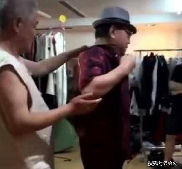 弟兄|原创赵本山与范伟久违同框，举止亲密像老弟兄，两人被传不和多年