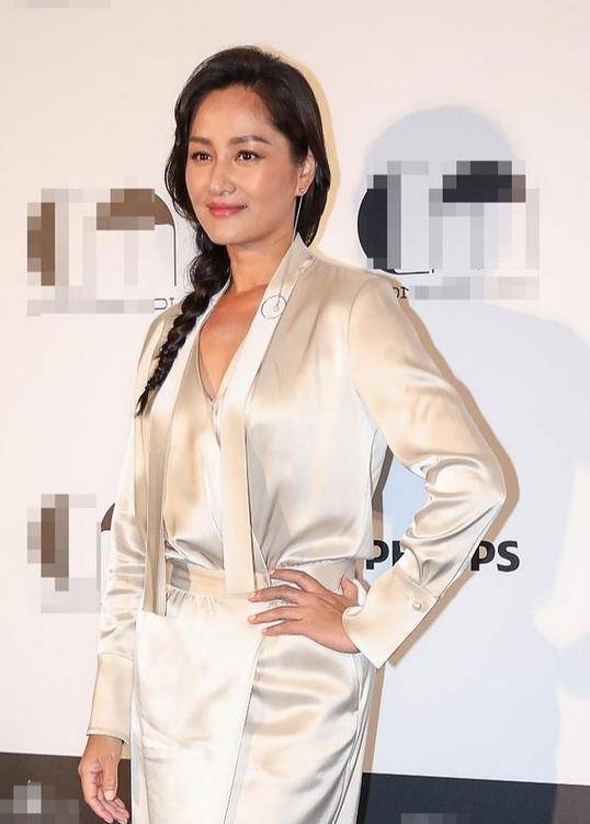 瞿颖|瞿颖的美真被低估了!穿"睡衣"配透明鞋,高级大气气场不输超模