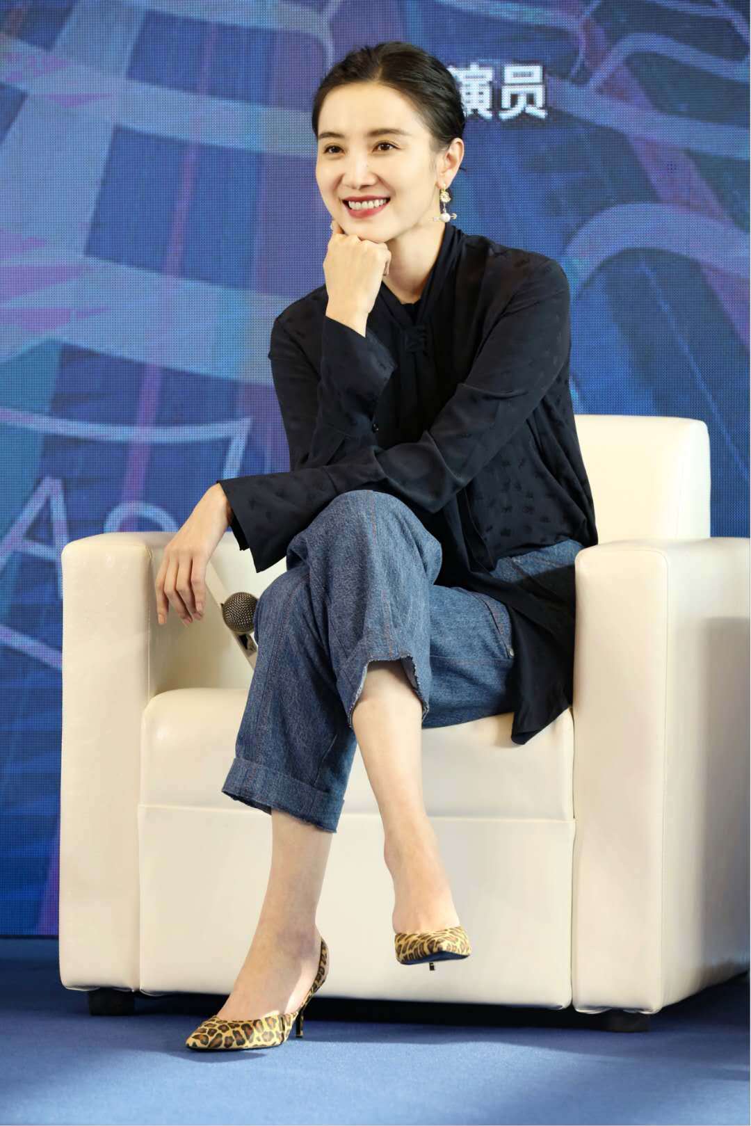 活动中,宋佳身着真丝提花衬衫,搭配廓形牛仔裤,缀以豹纹尖头猫跟鞋