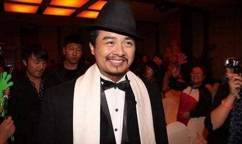 因酷似周润发被人熟知,曾参演《让子弹飞,片场连发嫂都认错人_文祥