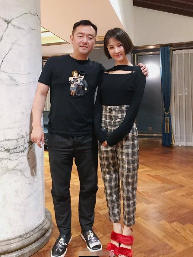 批评|原创孔令辉穿短裤调研被批评!校方用一招巧妙处理,孔曾自评朴实简单