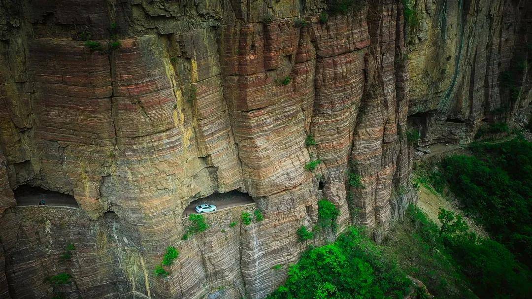 从恩施通往鹤峰的 雕崖挂壁公路,便是这幅惊世画卷的开端.
