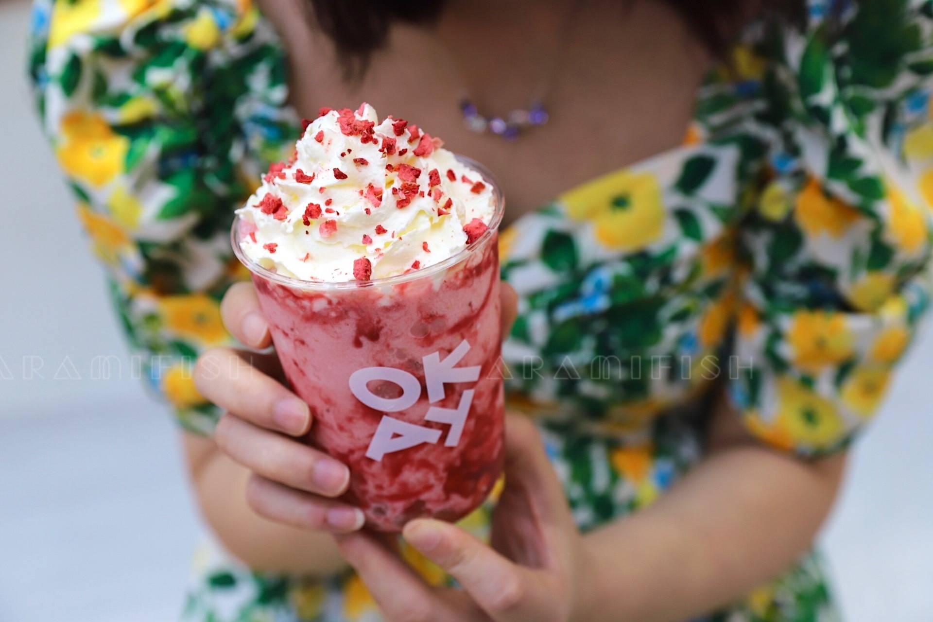 年轻人|她来了她来了，她才不是平平无奇的饮品小天后