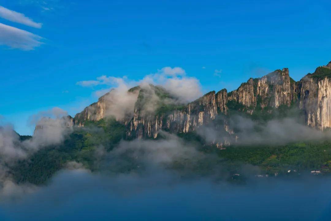 雨后初晴恩施大峡谷现云海奇观