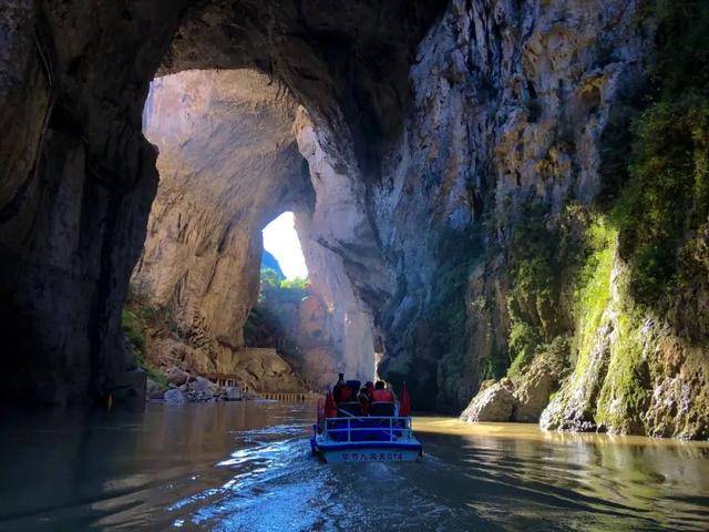 大方两县,形成上游总溪河景区,下游九洞天景区